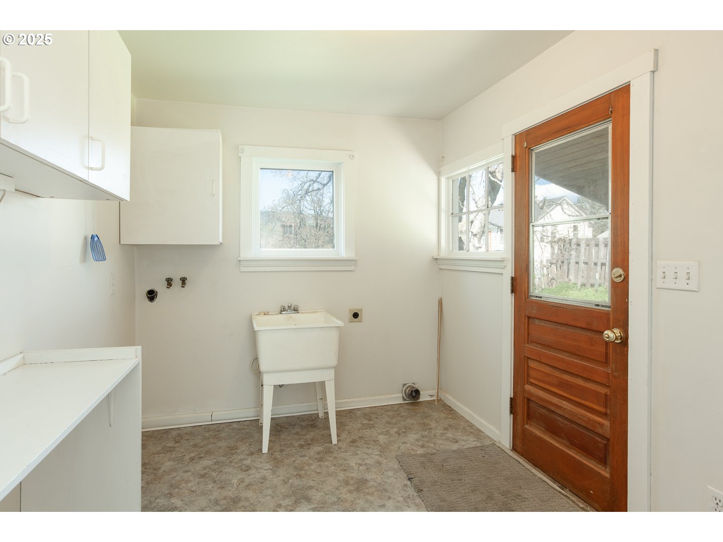 207 Main Street Mosier, OR 97040 - Photo 18 of 39 Laundry