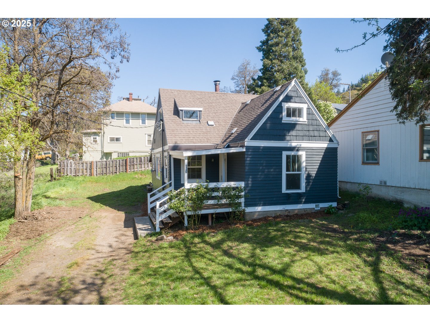 207 Main Street Mosier, OR 97040 - Photo 2 of 39 Gallery Image 2