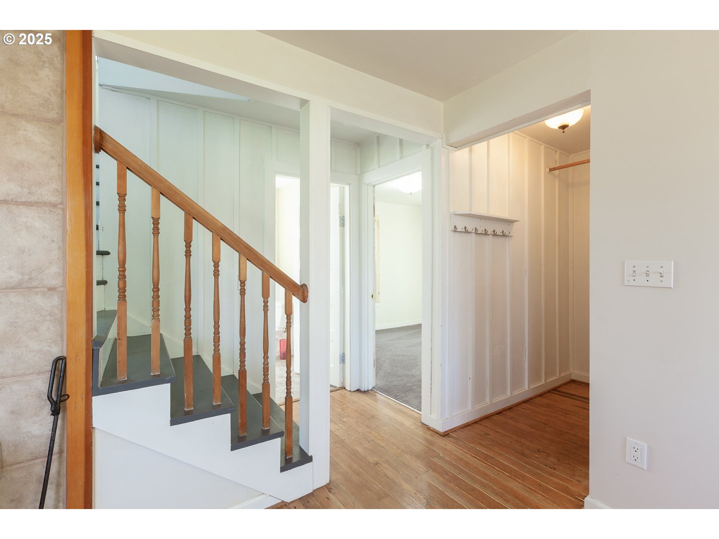 207 Main Street Mosier, OR 97040 - Photo 6 of 39 Living Room/Entrance