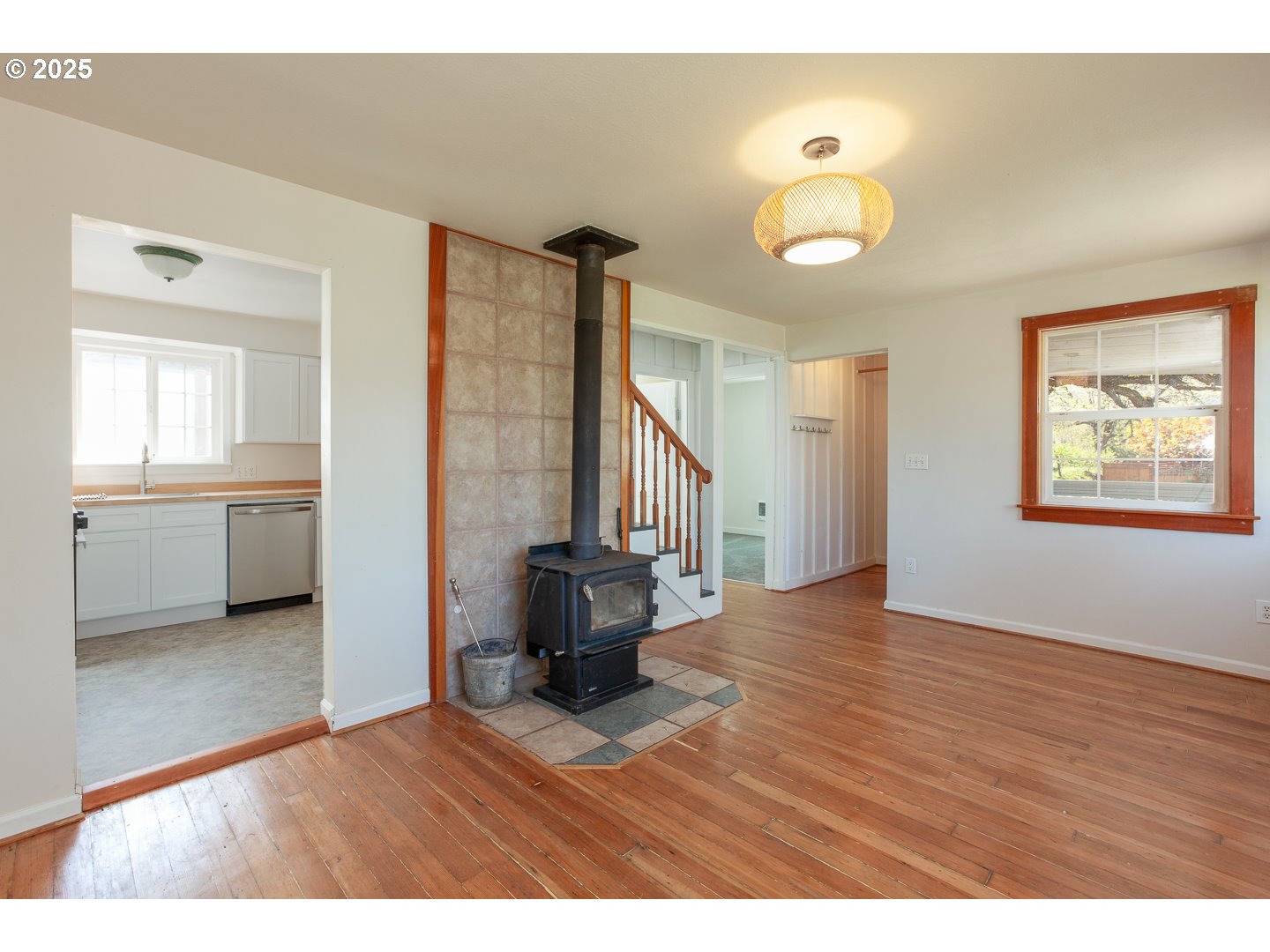 207 Main Street Mosier, OR 97040 - Photo 7 of 39 Living Room