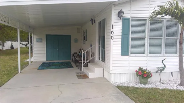 a view of entryway of house