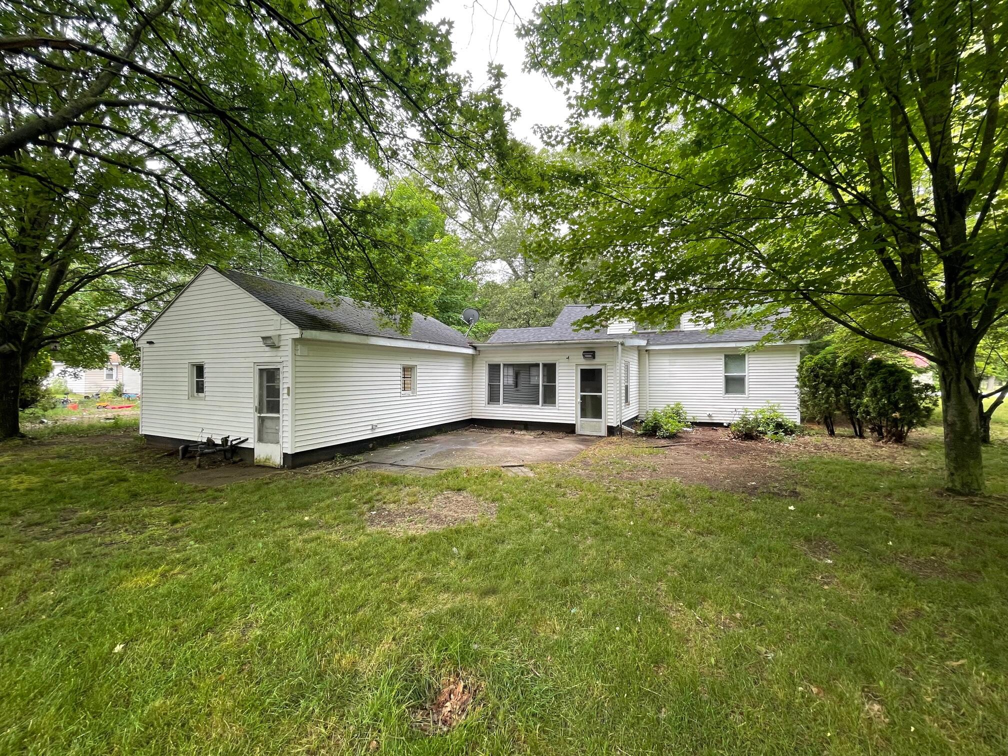 718 South Wolf Lake Road Muskegon, MI 49442 - Photo 2 of 15 IMG_3058 (1)