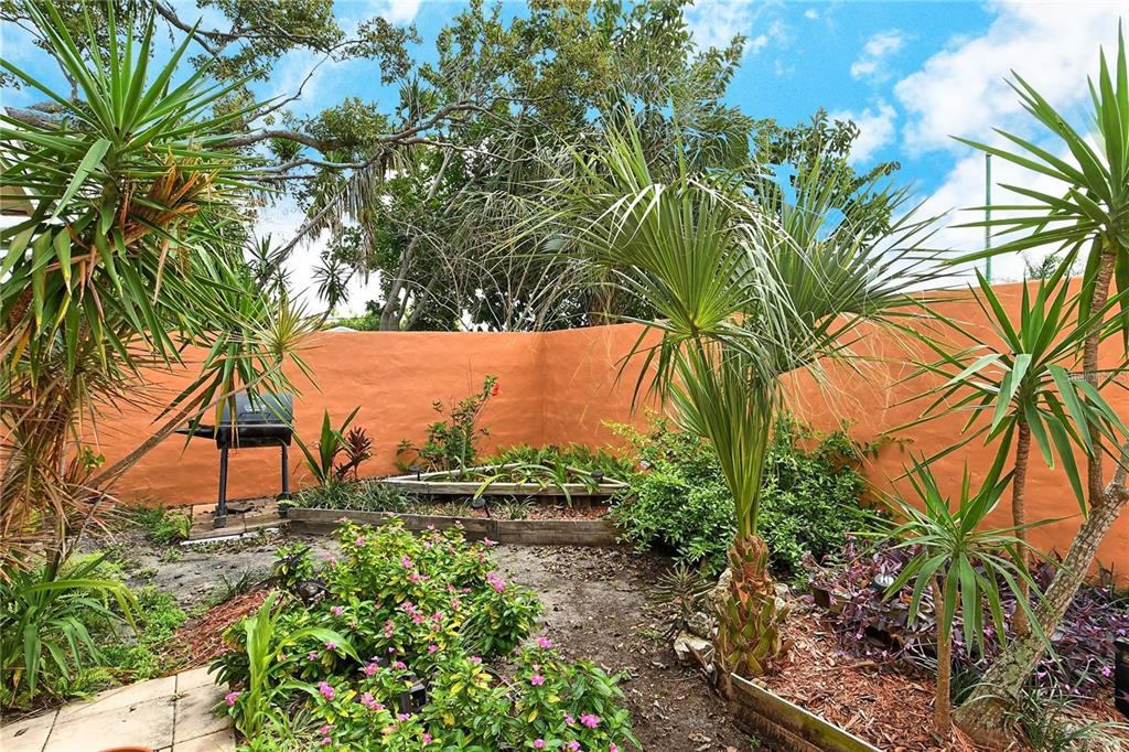 449 Redwood Road Venice, FL 34293 - Photo 5 of 40 a view of a backyard