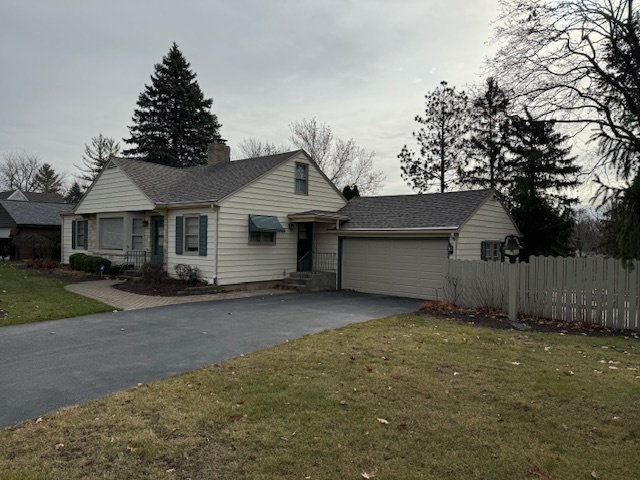 3307 North View Road Rockford, IL 61107 - Photo 3 of 19 front view of a house and a yard