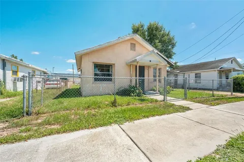 a view of a yard in front of a house
