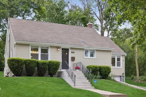 $600,000 | 304 Bryant Avenue, Glen Ellyn, IL 60137