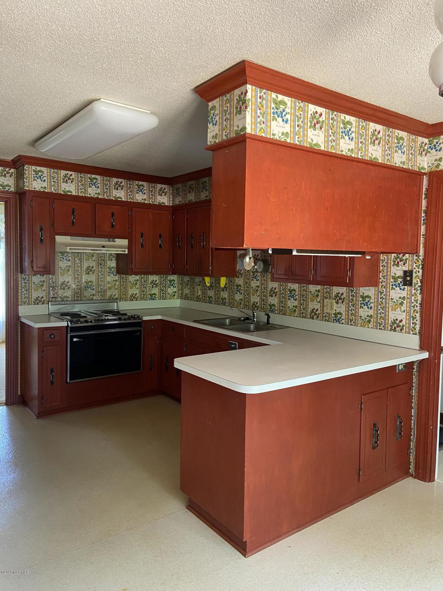 118 Richardson Road New Bern, NC 28562 - Photo 15 of 25 Large eat in Kitchen