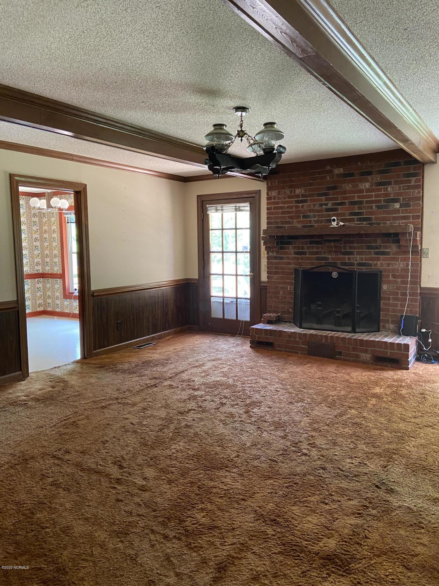 118 Richardson Road New Bern, NC 28562 - Photo 17 of 25 Wonderful Den with Fireplace and Beams