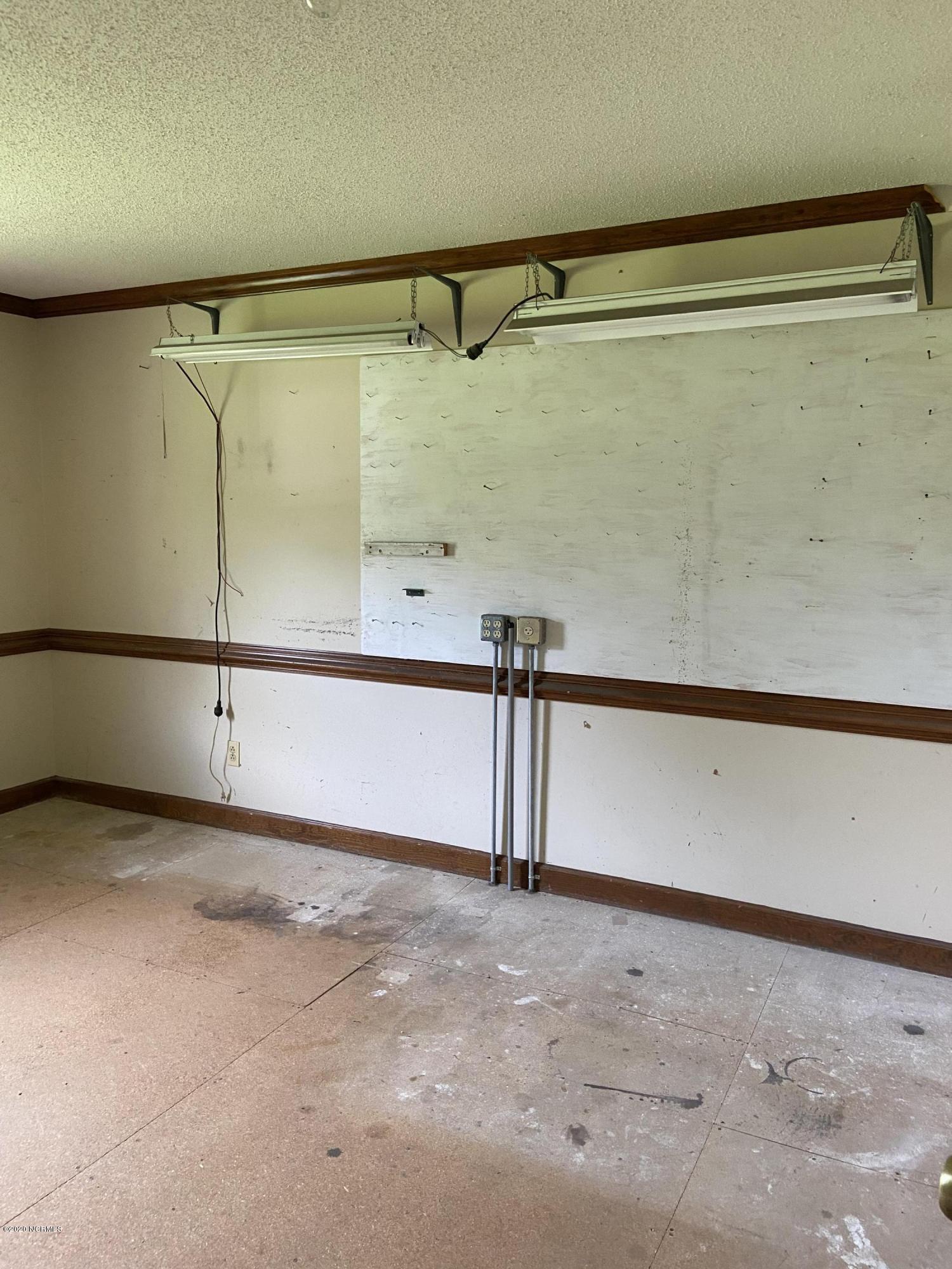 118 Richardson Road New Bern, NC 28562 - Photo 24 of 25 Inside Workshop