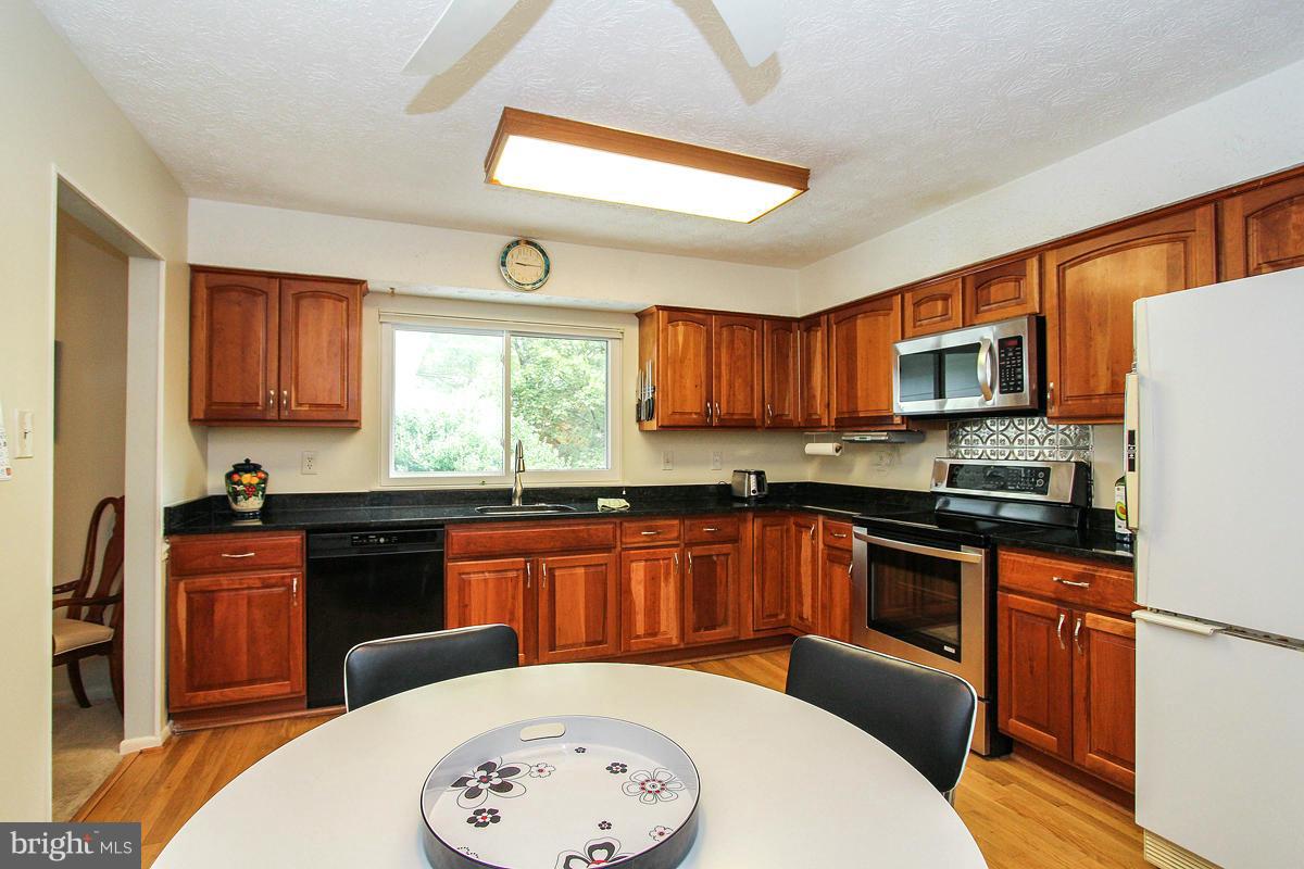12105 Pueblo Road Gaithersburg, MD 20878 - Photo 11 of 30 Kitchen