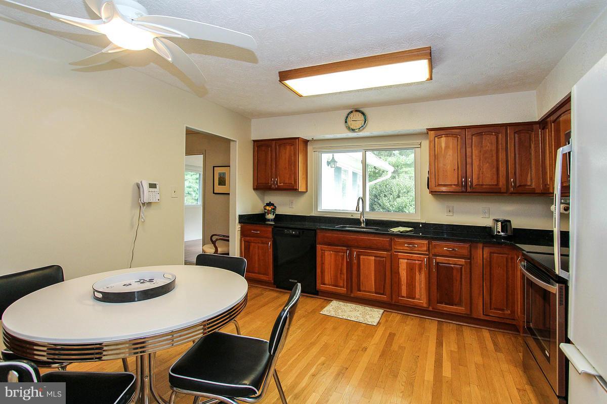 12105 Pueblo Road Gaithersburg, MD 20878 - Photo 12 of 30 Kitchen