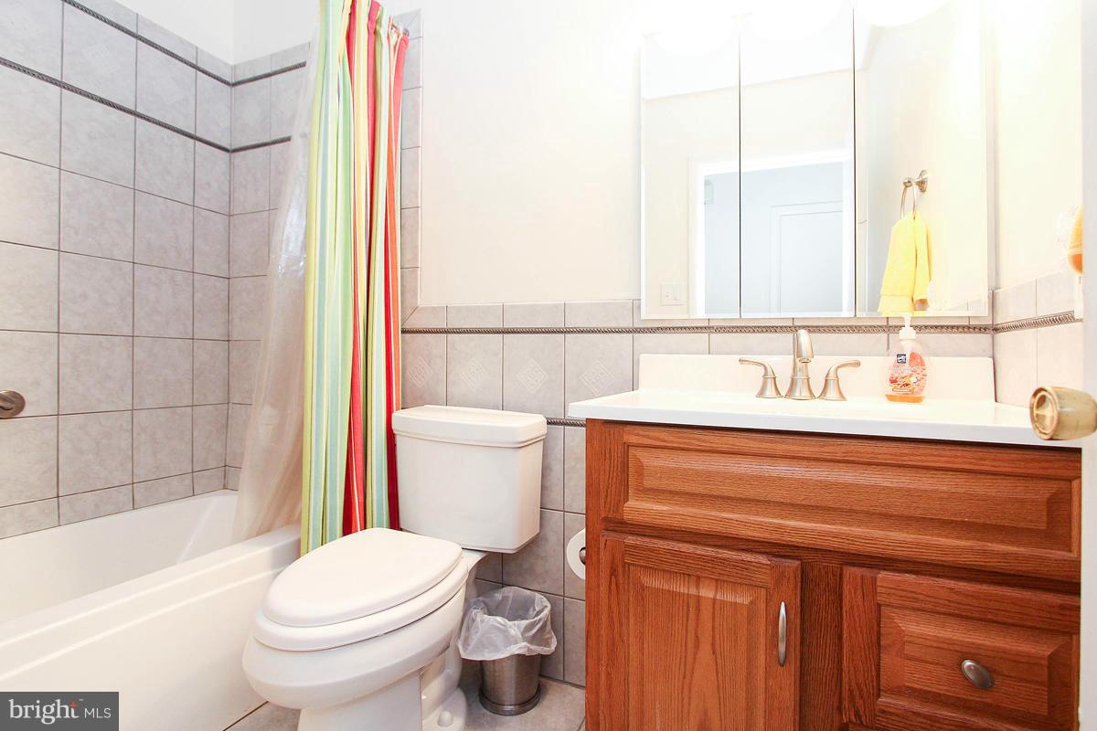 12105 Pueblo Road Gaithersburg, MD 20878 - Photo 18 of 30 Bath