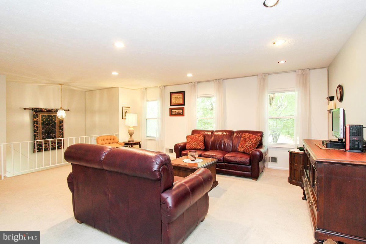 12105 Pueblo Road Gaithersburg, MD 20878 - Photo 3 of 30 Living Room