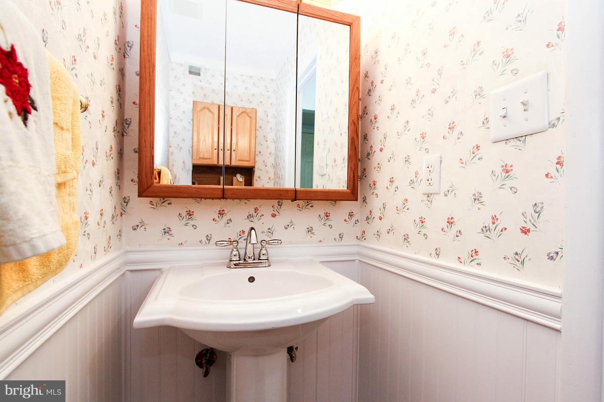 12105 Pueblo Road Gaithersburg, MD 20878 - Photo 24 of 30 Bath