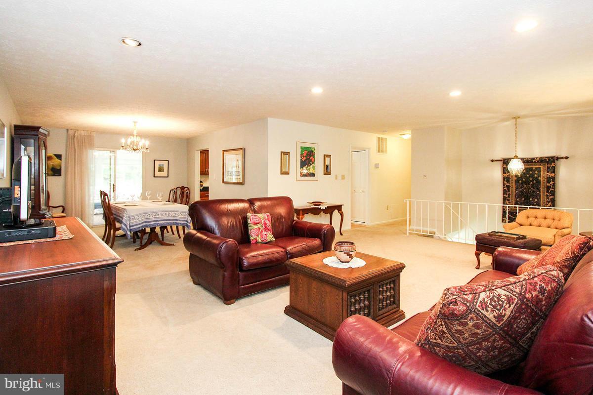 12105 Pueblo Road Gaithersburg, MD 20878 - Photo 4 of 30 Living Room