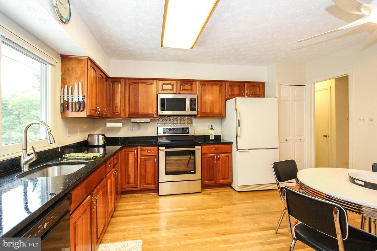 12105 Pueblo Road Gaithersburg, MD 20878 - Photo 8 of 30 Kitchen