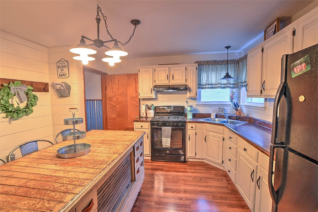 1460 West Ash Avenue Decatur, IL 62526 - Photo 7 of 24 a kitchen with stainless steel appliances granite countertop a sink stove and refrigerator