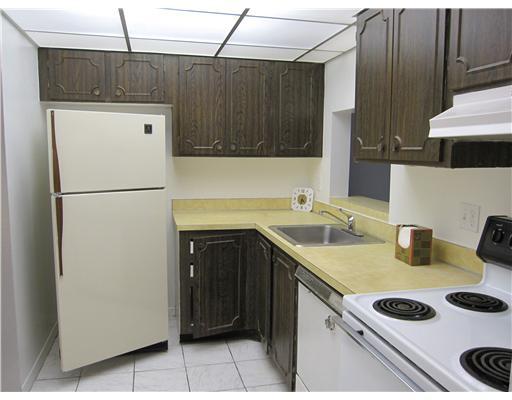 450 Northwest 20th Street, Unit 215 Boca Raton, FL 33431 - Photo 3 of 8 kitchen