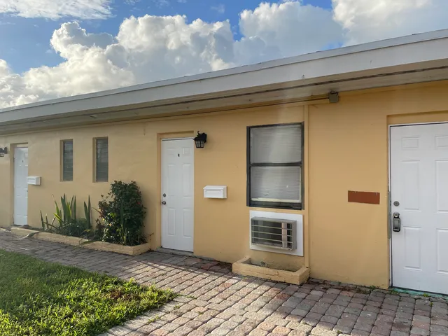 $1,200 | 3300 Broadway Avenue, Unit 2, West Palm Beach, FL 33407