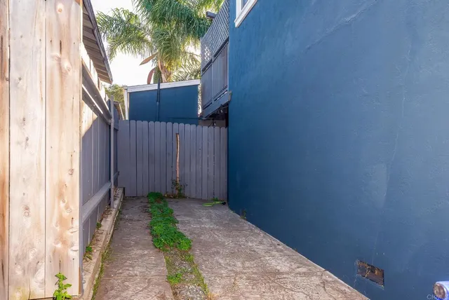 a view of a backyard