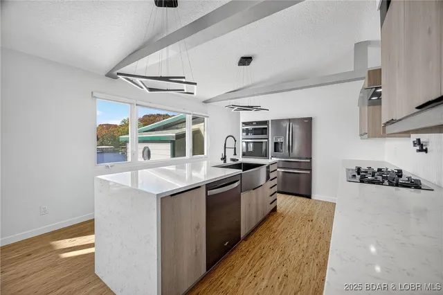 $798,000 | 8 County Road W-12T, Rocky Mount, MO 65072