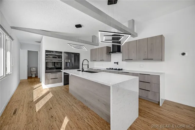 $798,000 | 8 County Road W-12T, Rocky Mount, MO 65072