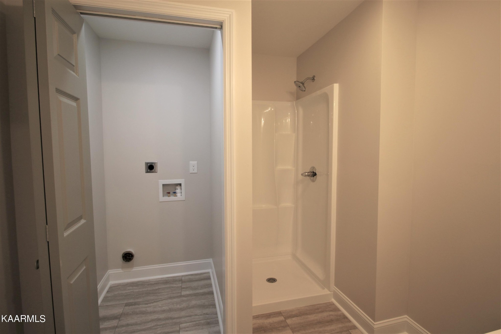 124 West Lincoln Road Oak Ridge, TN 37830 - Photo 20 of 27 a bathroom with a shower