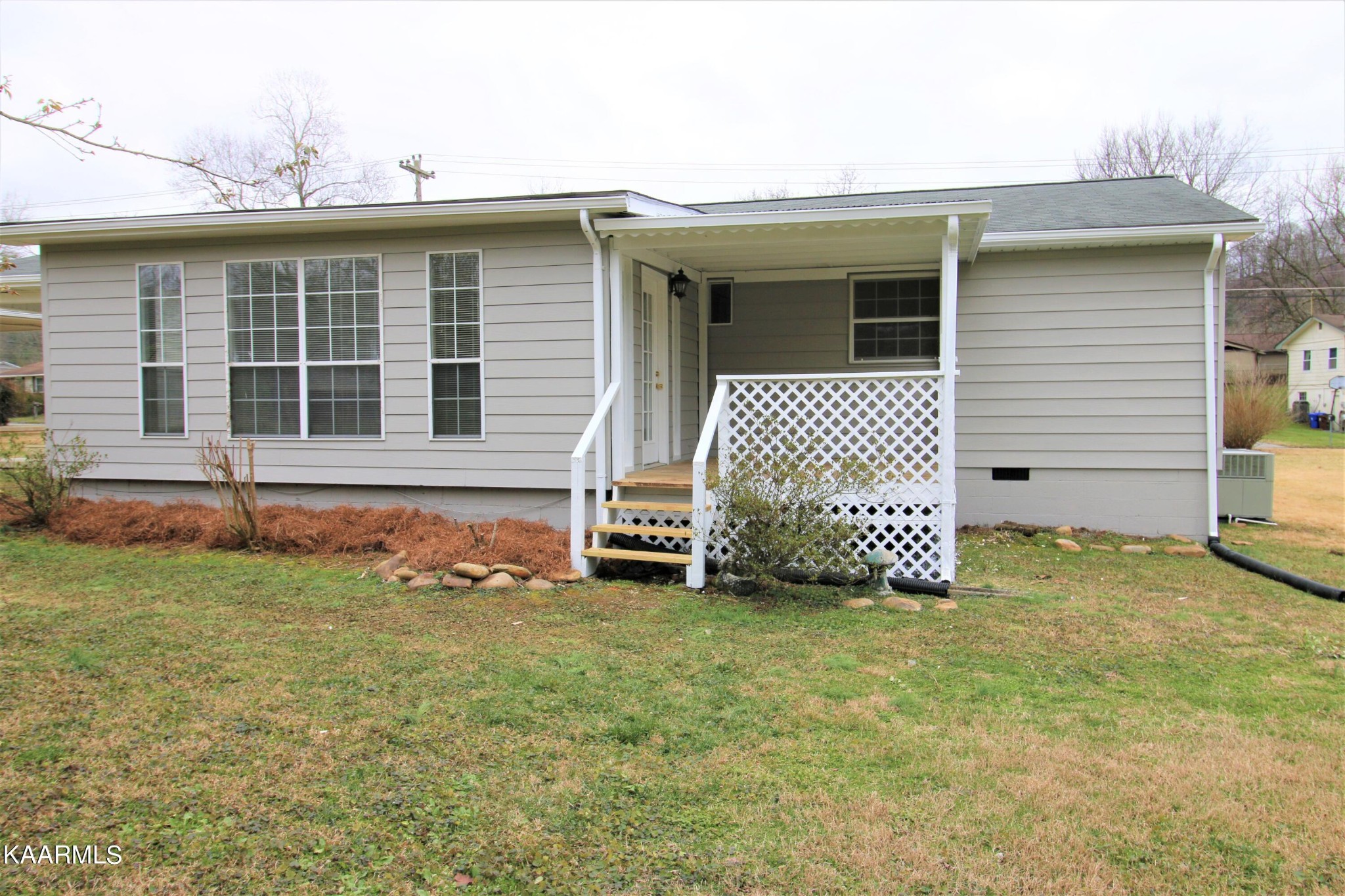 124 West Lincoln Road Oak Ridge, TN 37830 - Photo 2 of 27 a front view of a house with a yard