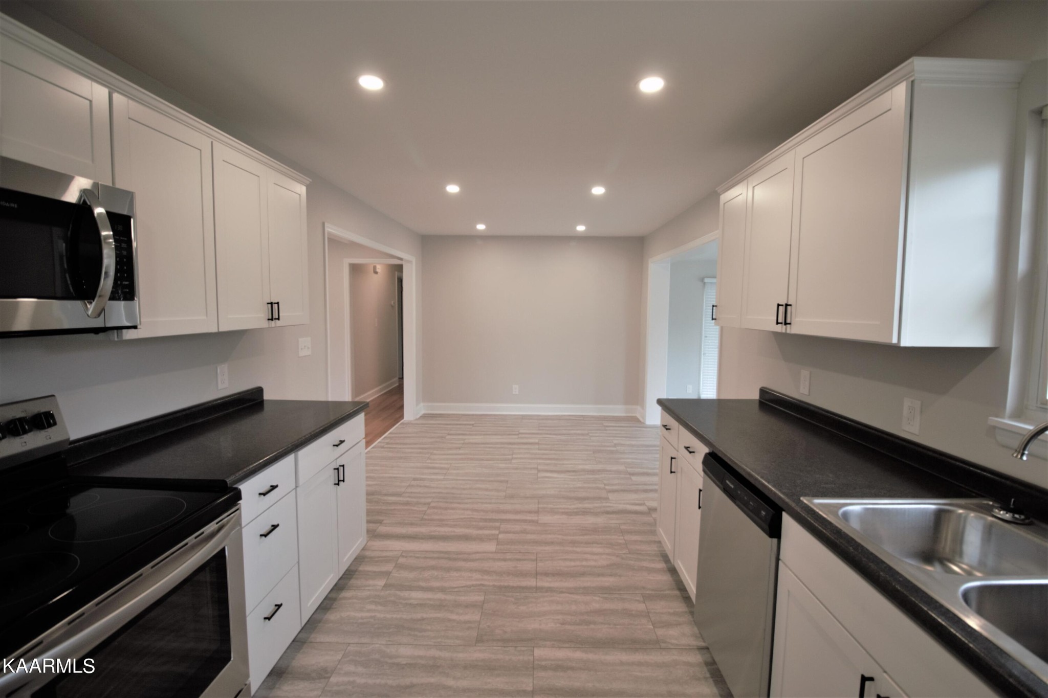 124 West Lincoln Road Oak Ridge, TN 37830 - Photo 5 of 27 a kitchen that has a sink and a stove in it