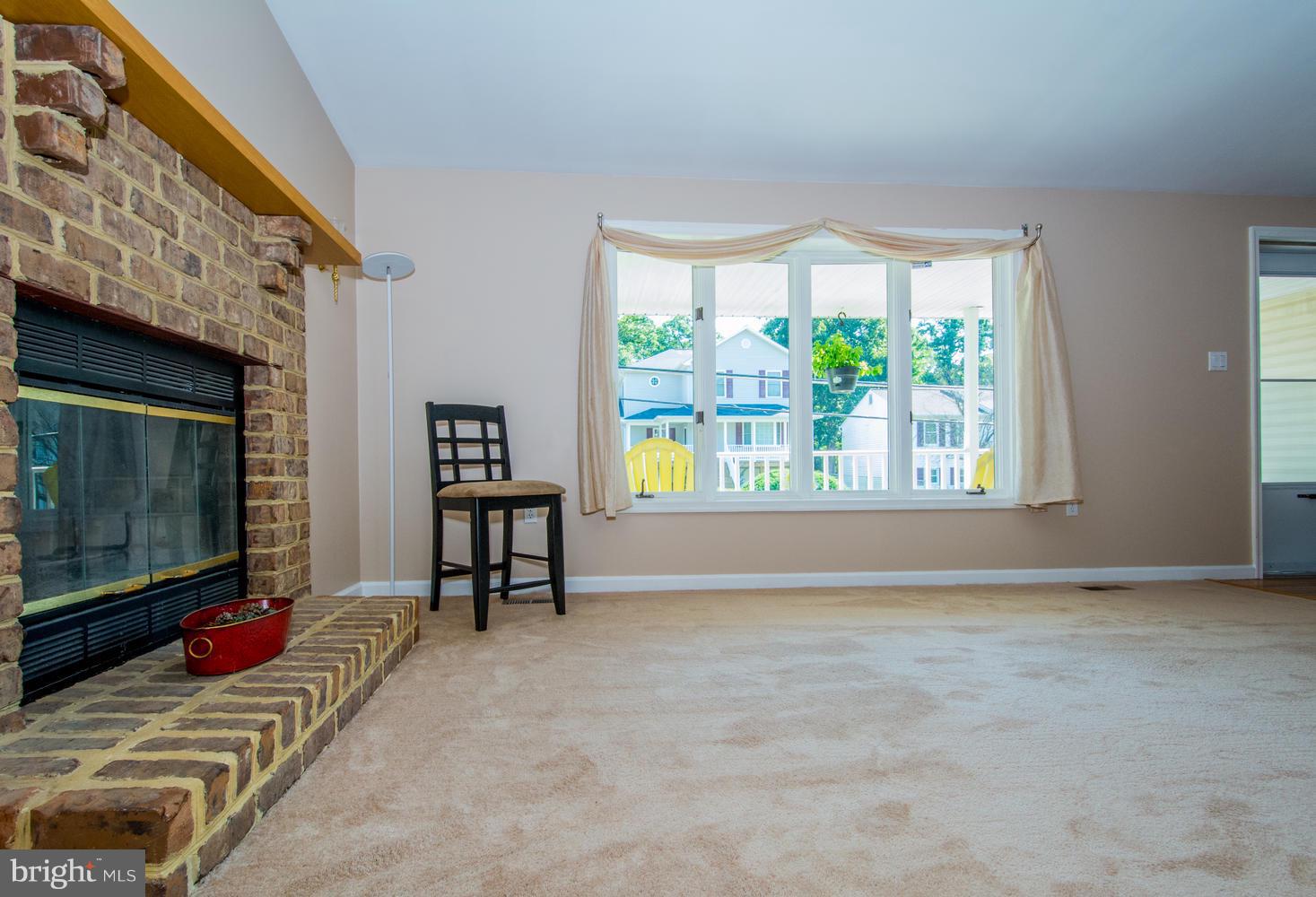 9404 North Laurel Road Laurel, MD 20723 - Photo 5 of 27 Living Room