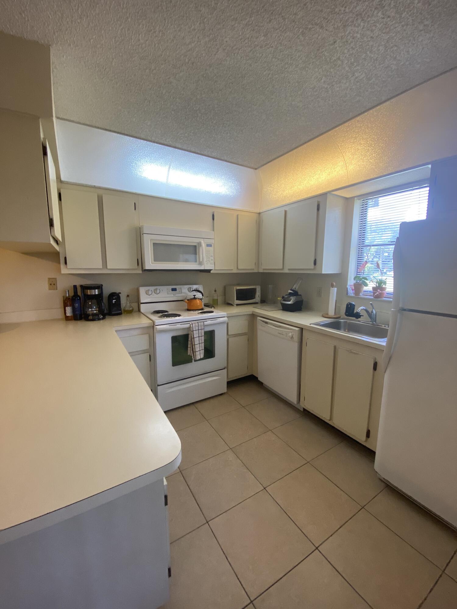 7715 Courtyard Run West Boca Raton, FL 33433 - Photo 3 of 13 Kitchen 2