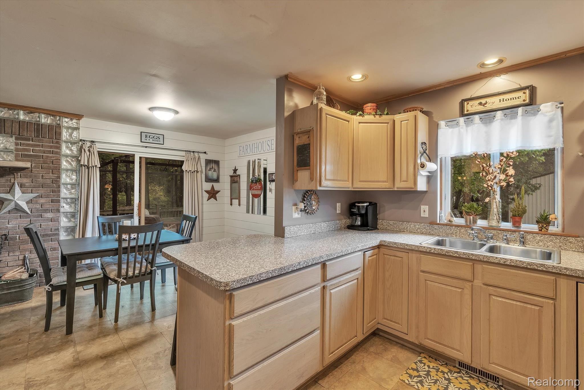 5190 South Bull Run Road Gregory, MI 48137 - Photo 36 of 38 Breakfast Bar and Dining