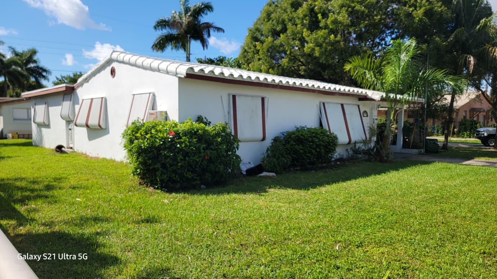 a view of a house with backyard and garden