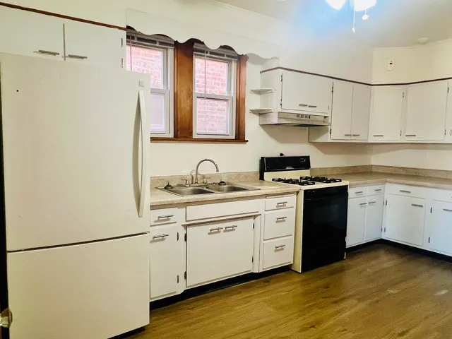 $1,900 | 1827 Gunderson Avenue, Unit ONE, Berwyn, IL 60402