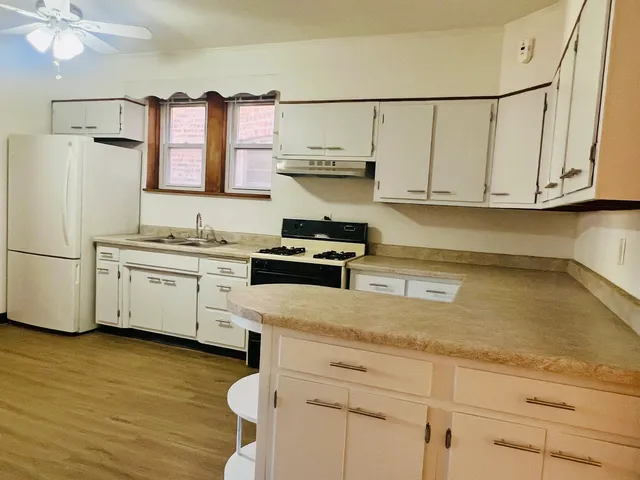 $1,900 | 1827 Gunderson Avenue, Unit ONE, Berwyn, IL 60402