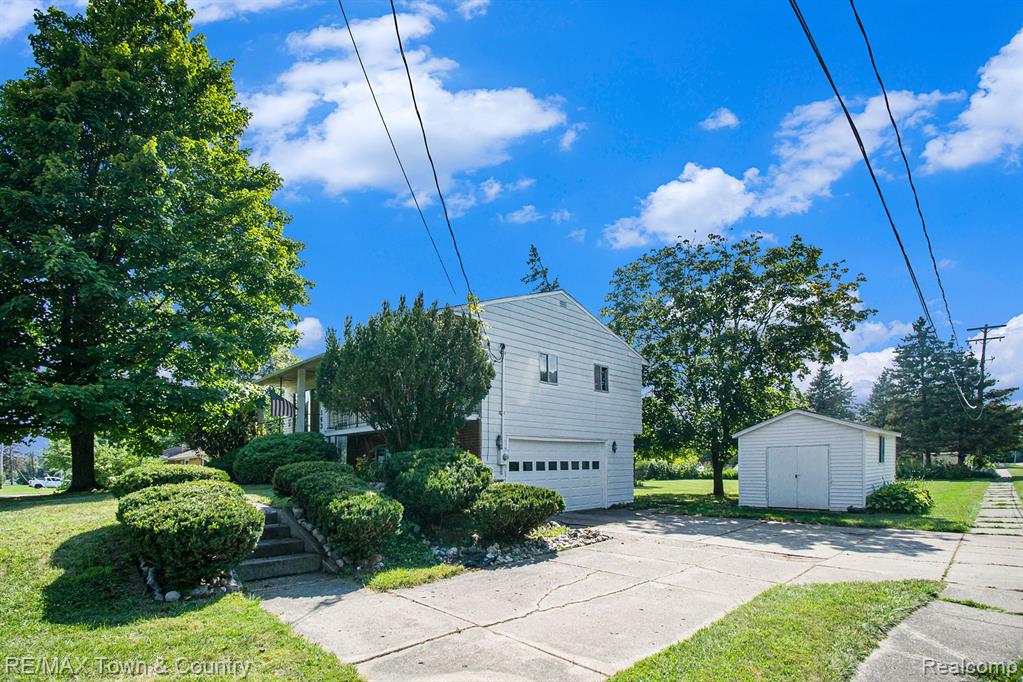 163 Elms Road Flushing, MI 48433 - Photo 2 of 32