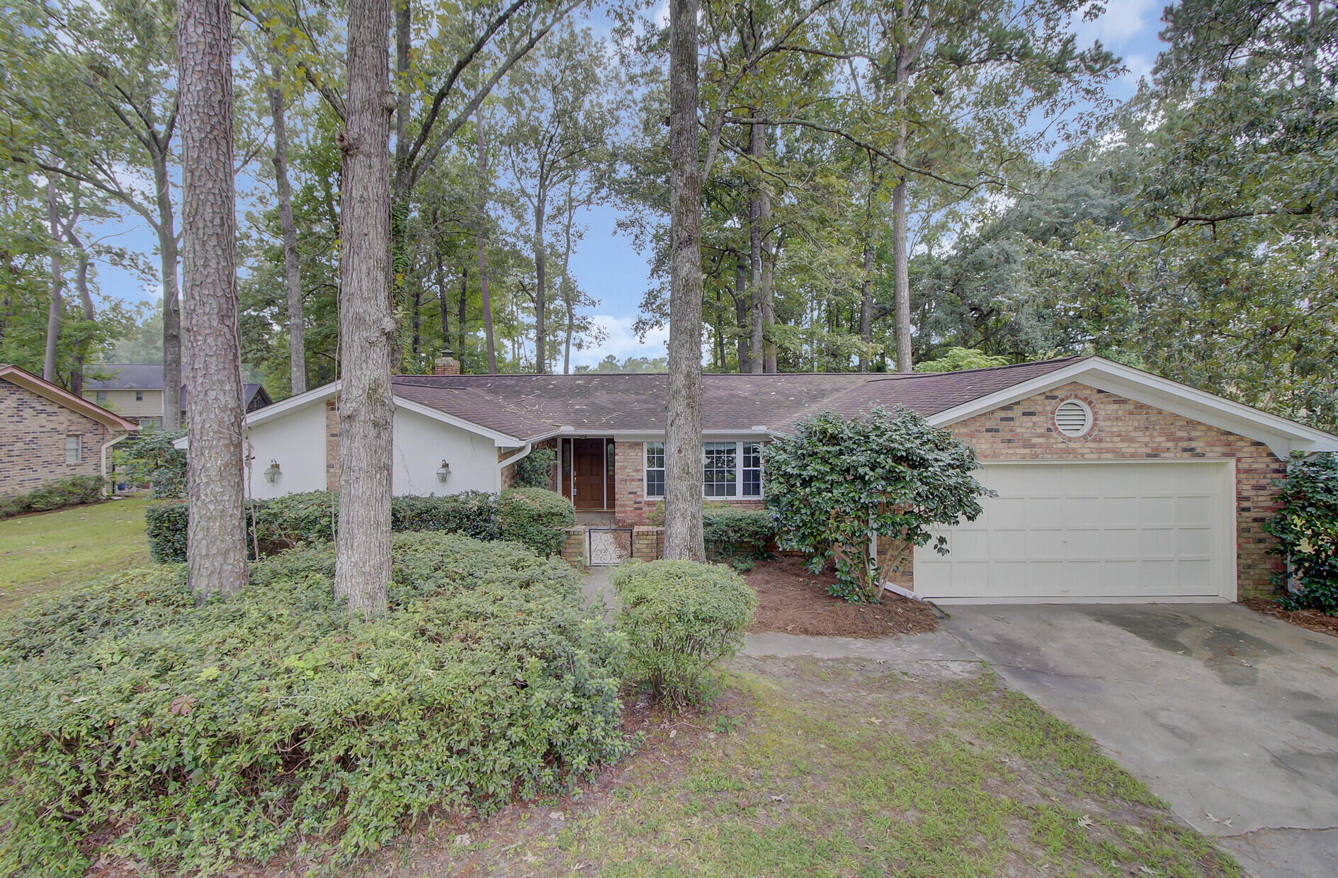 111 Sweetbriar Road Summerville, SC 29485 - Photo 1 of 31 01_1_mls