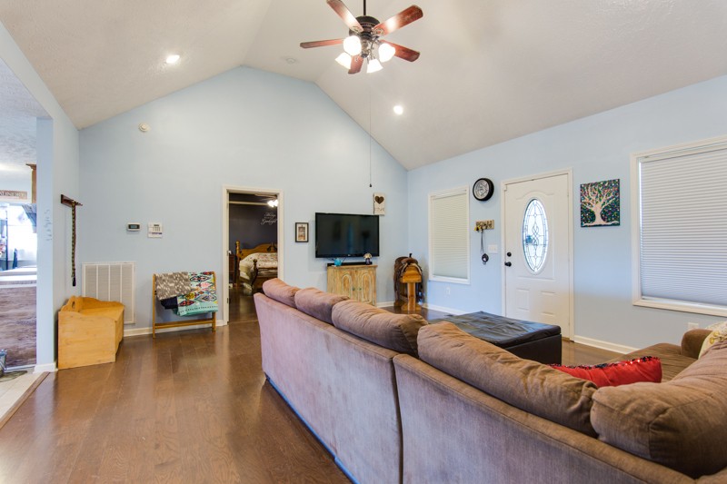 894 Mt Vernon Road Bethpage, TN 37022 - Photo 12 of 34 a living room with furniture and a flat screen tv