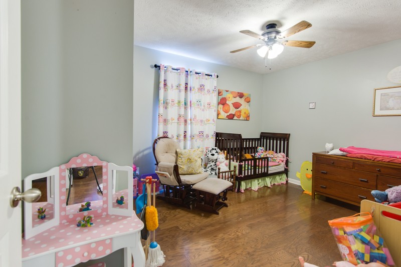 894 Mt Vernon Road Bethpage, TN 37022 - Photo 32 of 34 a living room with furniture and a baby crib