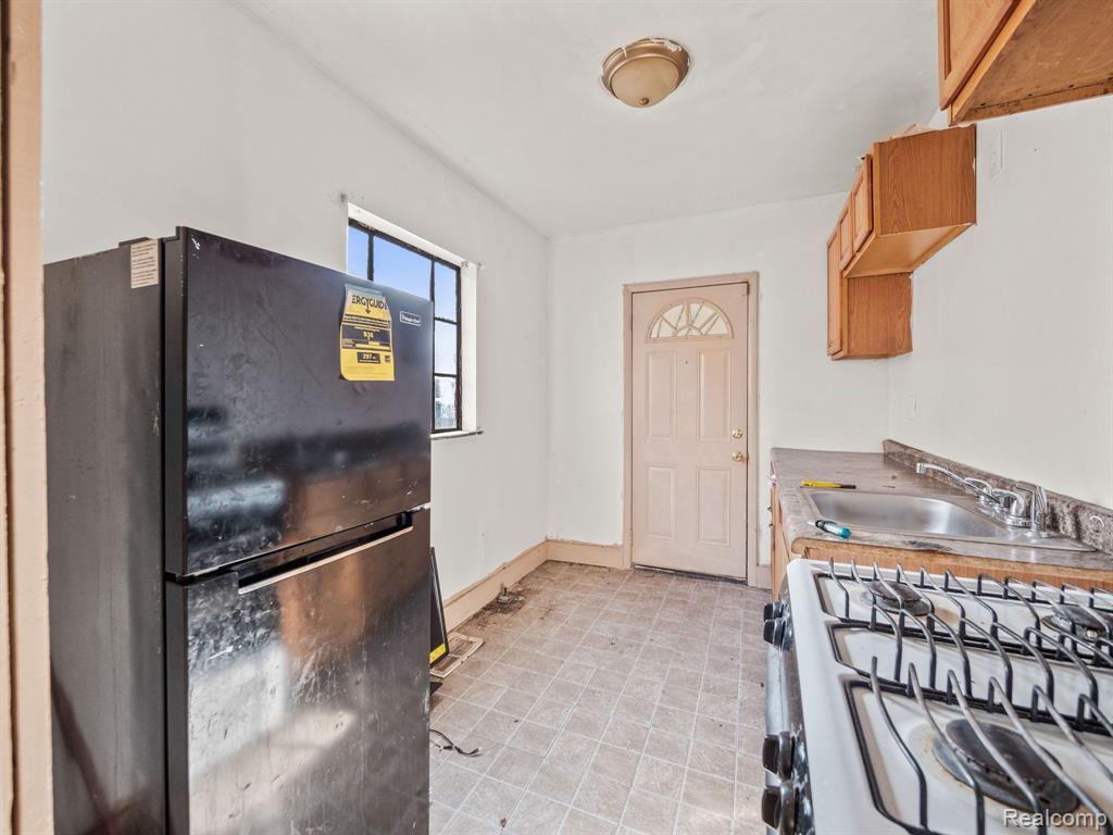 15439 Burt Road Detroit, MI 48223 - Photo 3 of 27