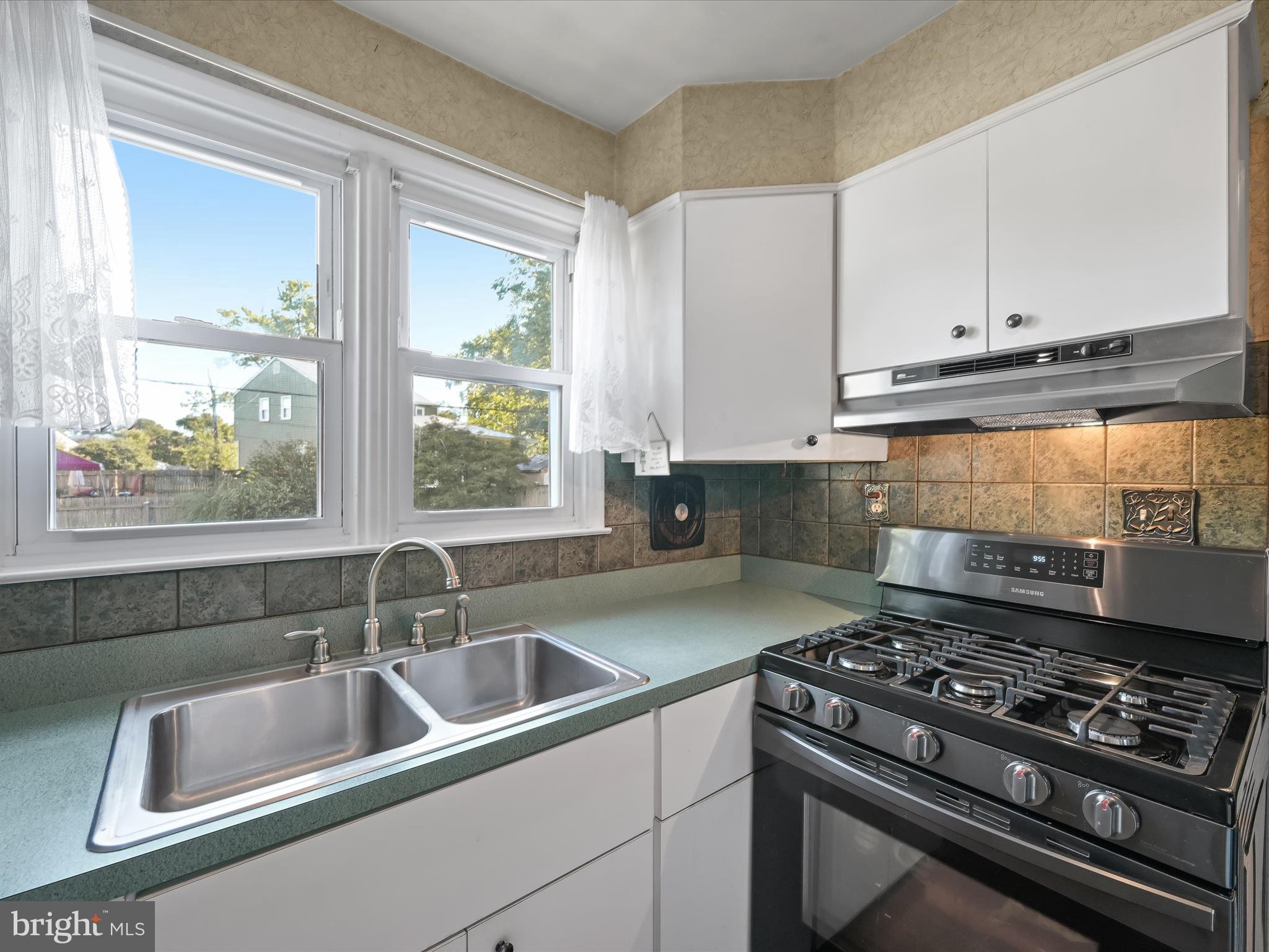 413 North Hammonds Ferry Road Linthicum Heights, MD 21090 - Photo 18 of 36 Kitchen
