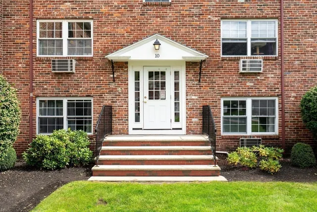$280,000 | 10 Colonial Village Drive, Unit 2, Arlington, MA 02474