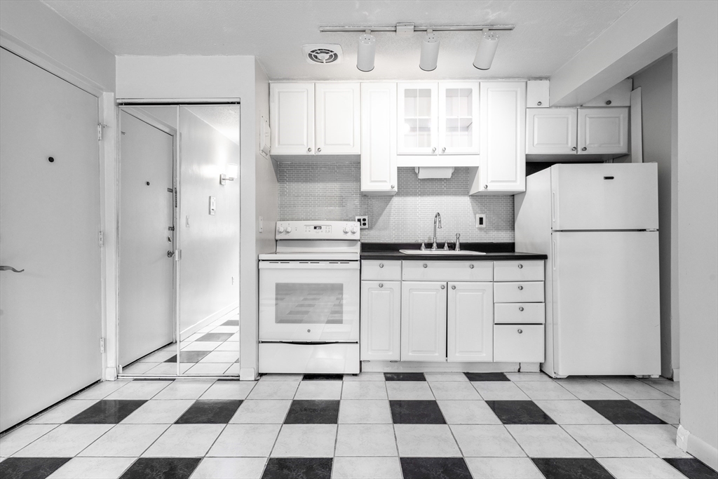 10 Colonial Village Drive, Unit 2 Arlington, MA 02474 - Photo 2 of 21