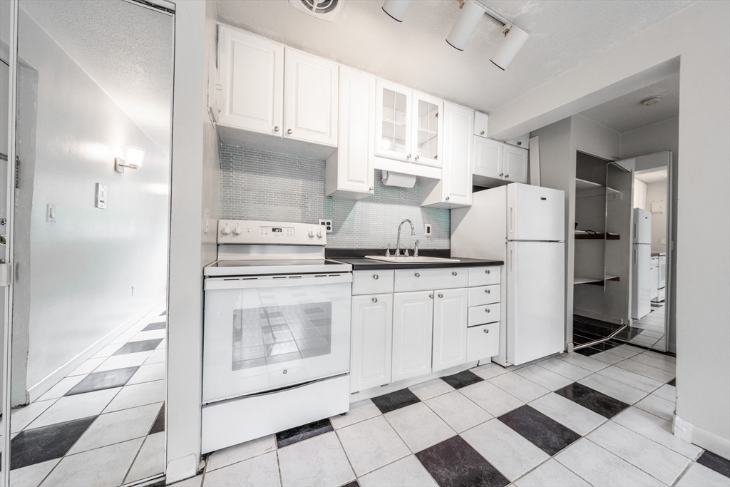 10 Colonial Village Drive, Unit 2 Arlington, MA 02474 - Photo 4 of 21