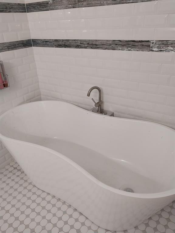 125 Live Oak Street Azle, TX 76020 - Photo 5 of 20 New Primary Luxury Bath Tub