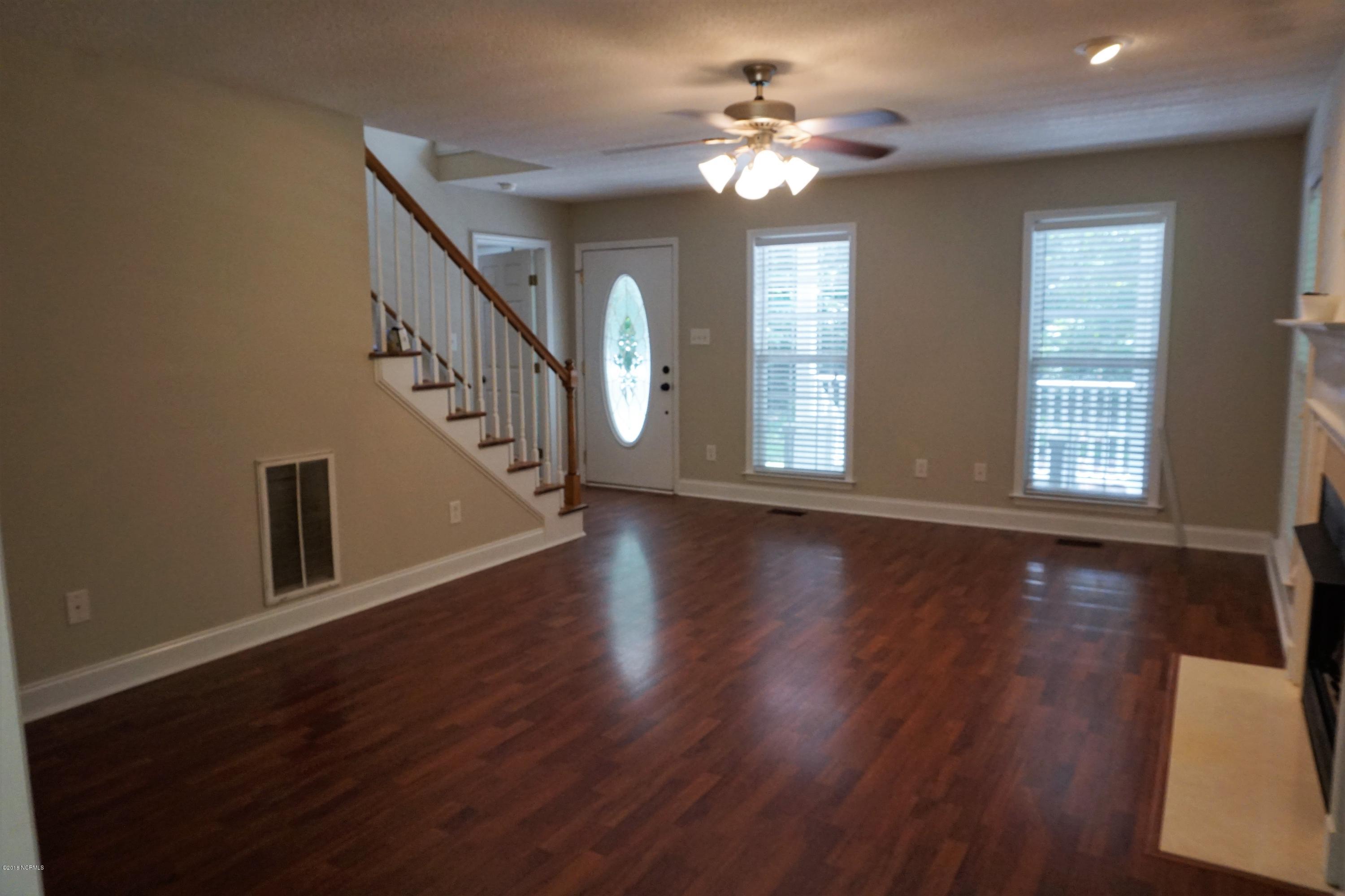 220 Batchelder Road New Bern, NC 28560 - Photo 8 of 36 Living Room