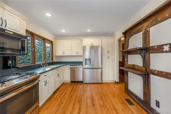 $685,000 | 325 Middle Road, Blue Point, NY 11715