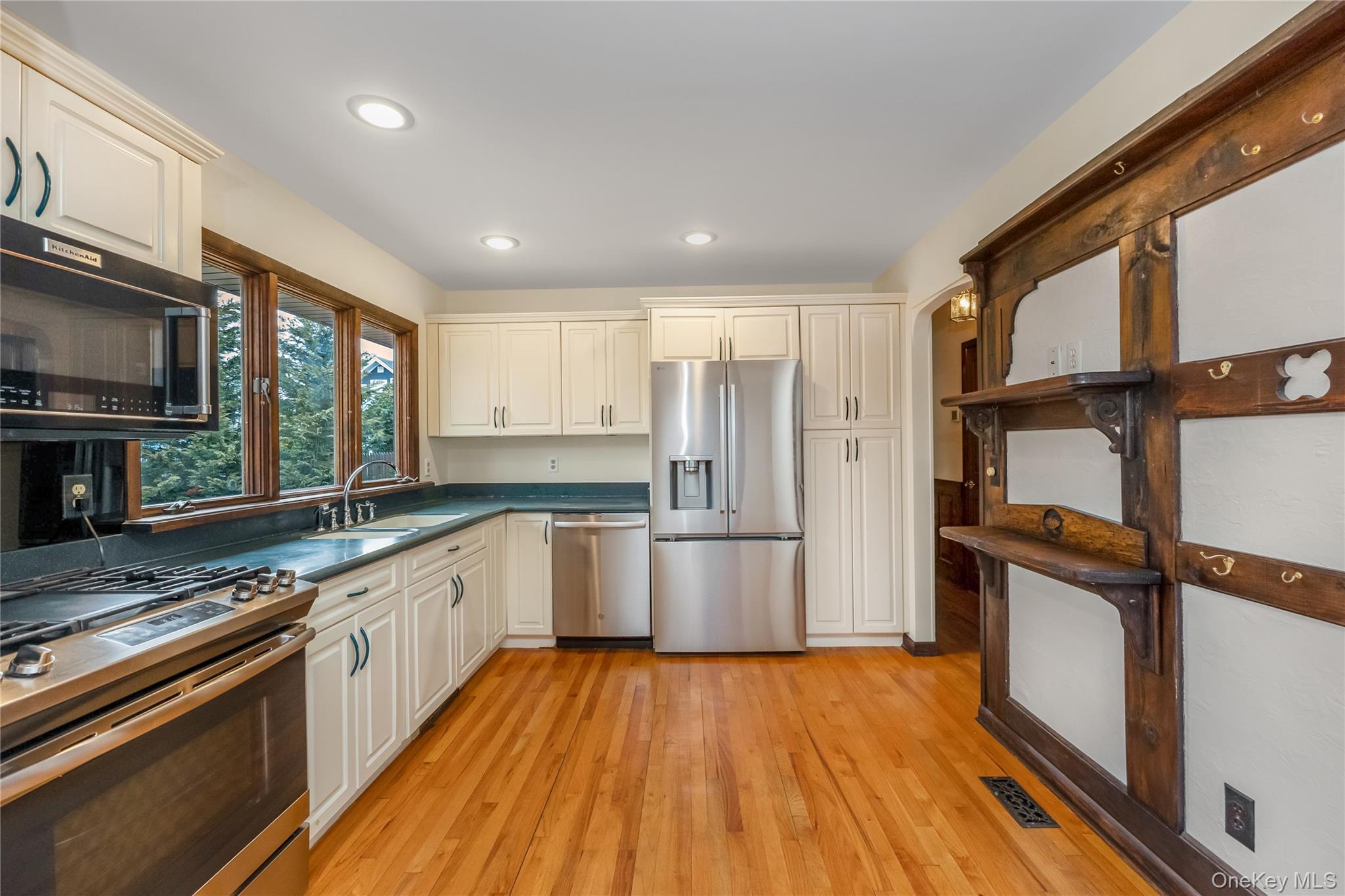 325 Middle Road Blue Point, NY 11715 - Photo 12 of 33