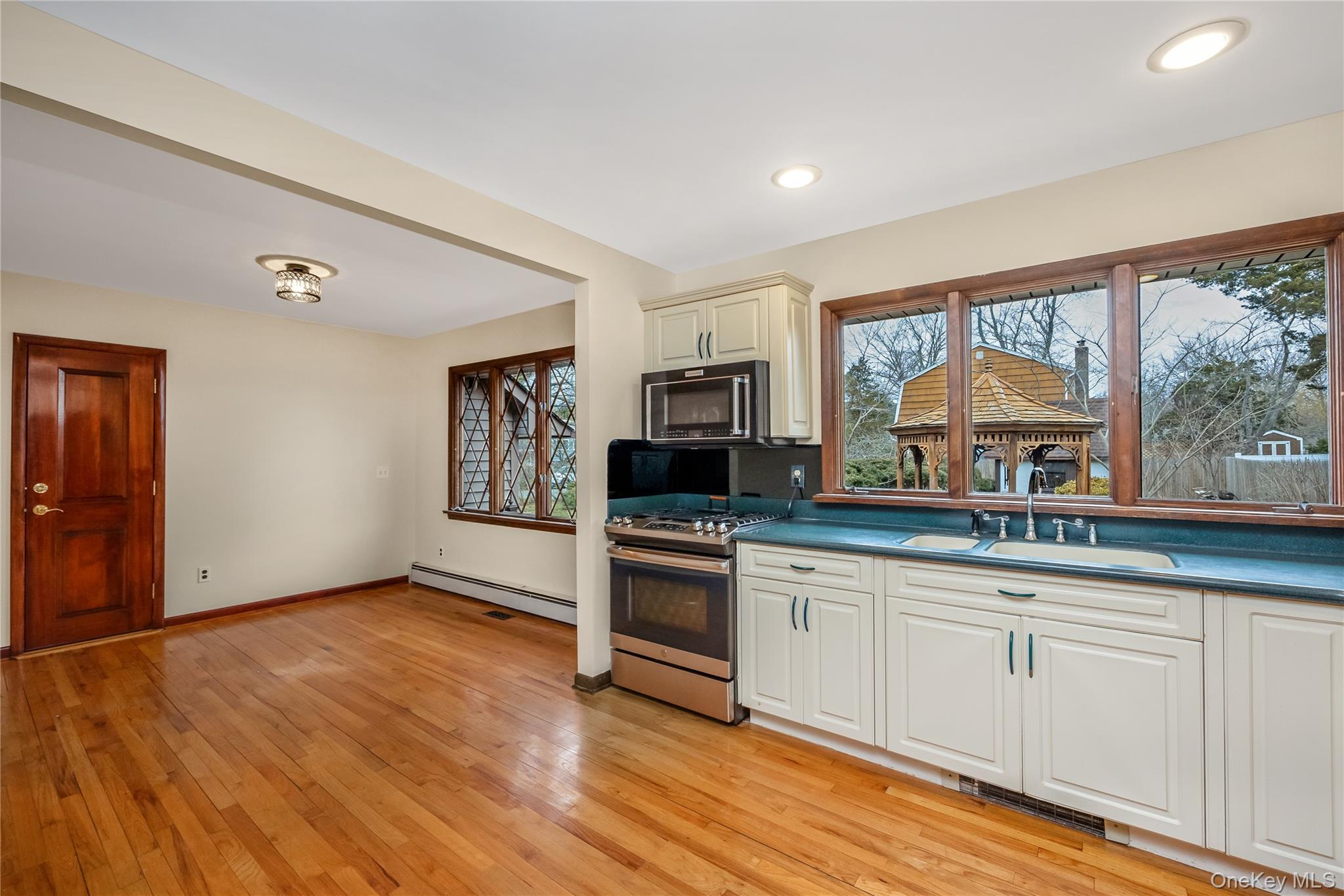 325 Middle Road Blue Point, NY 11715 - Photo 15 of 33