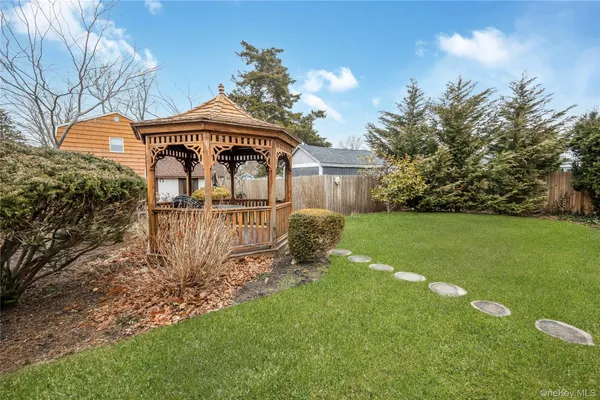 $685,000 | 325 Middle Road, Blue Point, NY 11715